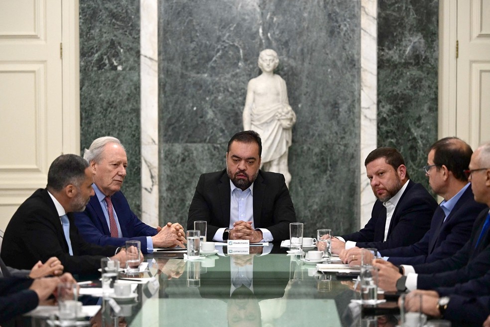 O governador do Rio, Claudio Castro (centro), e o ministro da Justiça Ricardo Lewandowski (esq.) em uma reunião no Palácio Guanabara após a operação policial com o maior número de mortes do estado — Foto: Pablo Porciúncula/AFP