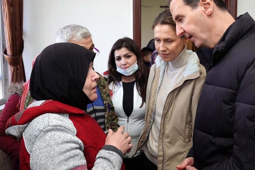 Bashar al-Assad esteve na região neste sábado para acompanhar trabalhos de buscas