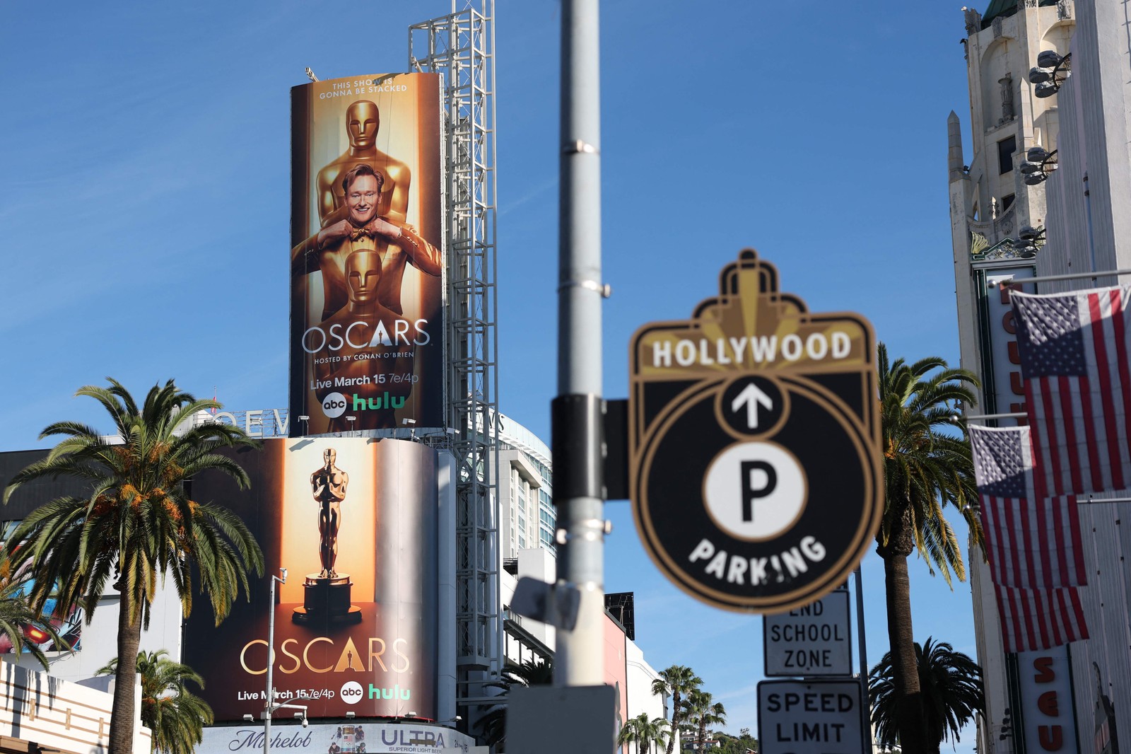 O comediante americano Conan O'Brien, que apresentará a premiação, aparece em um outdoor na frente do Teatro Dolby, onde a cerimônia acontece — Foto: ANGELA WEISS / AFP