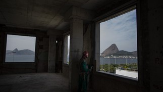 Hotel Glória. A vista das janelas de um dos quartos parece quadros pendurados à parede — Foto: Márcia Foletto / Agência O Globo