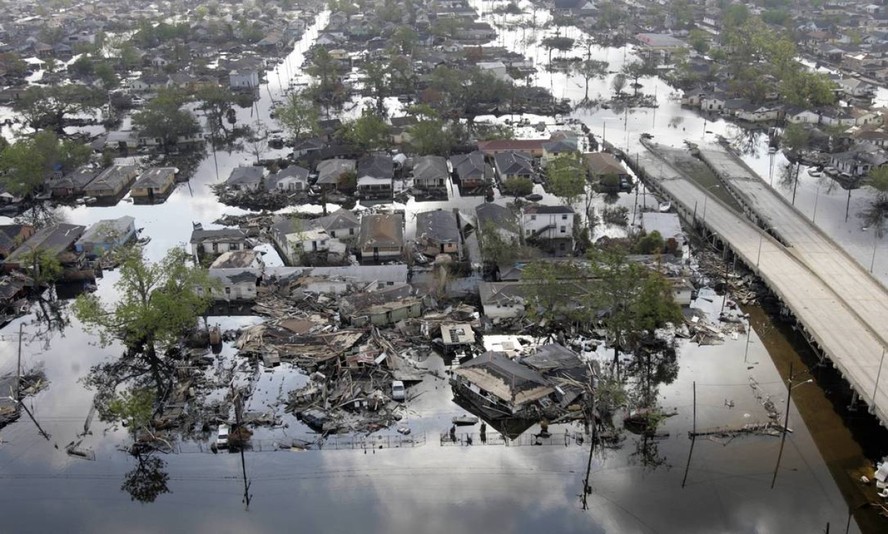 Áreas da Nona Ala, em Nova Orleans, inundadas após os furacões Katrina e Rita. O aumento do nível do mar pode deslocar 280 milhões de pessoas em um cenário otimista de um aumento de 2°C na temperatura global em comparação com a era pré-industrial. Com um aumento previsível da frequência de ciclones, muitas megacidades costeiras, bem como pequenas nações insulares, seriam inundadas todos os anos a partir de 2050