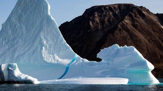 Iceberg perto da ilha de Kulusuk, na costa sudeste da Groenlândia. Aquecimento global causado pelas atividades humanas terá consequências dramáticas para os oceanos e a criosfera, que inclui gelo marinho, geleiras, calotas polares e permafrost (tipo de solo encontrado na região do Ártico, constituído por terra, gelo e rochas permanentemente congelados) — Foto: JONATHAN NACKSTRAND / AFP