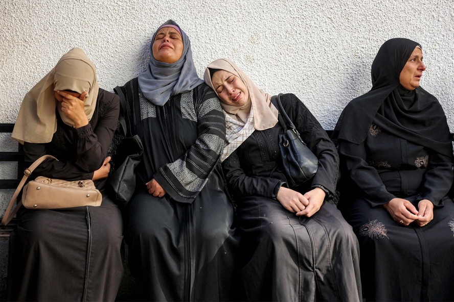 Mulheres em luto após bombardeio de do hospital Ahli Arab em Gaza