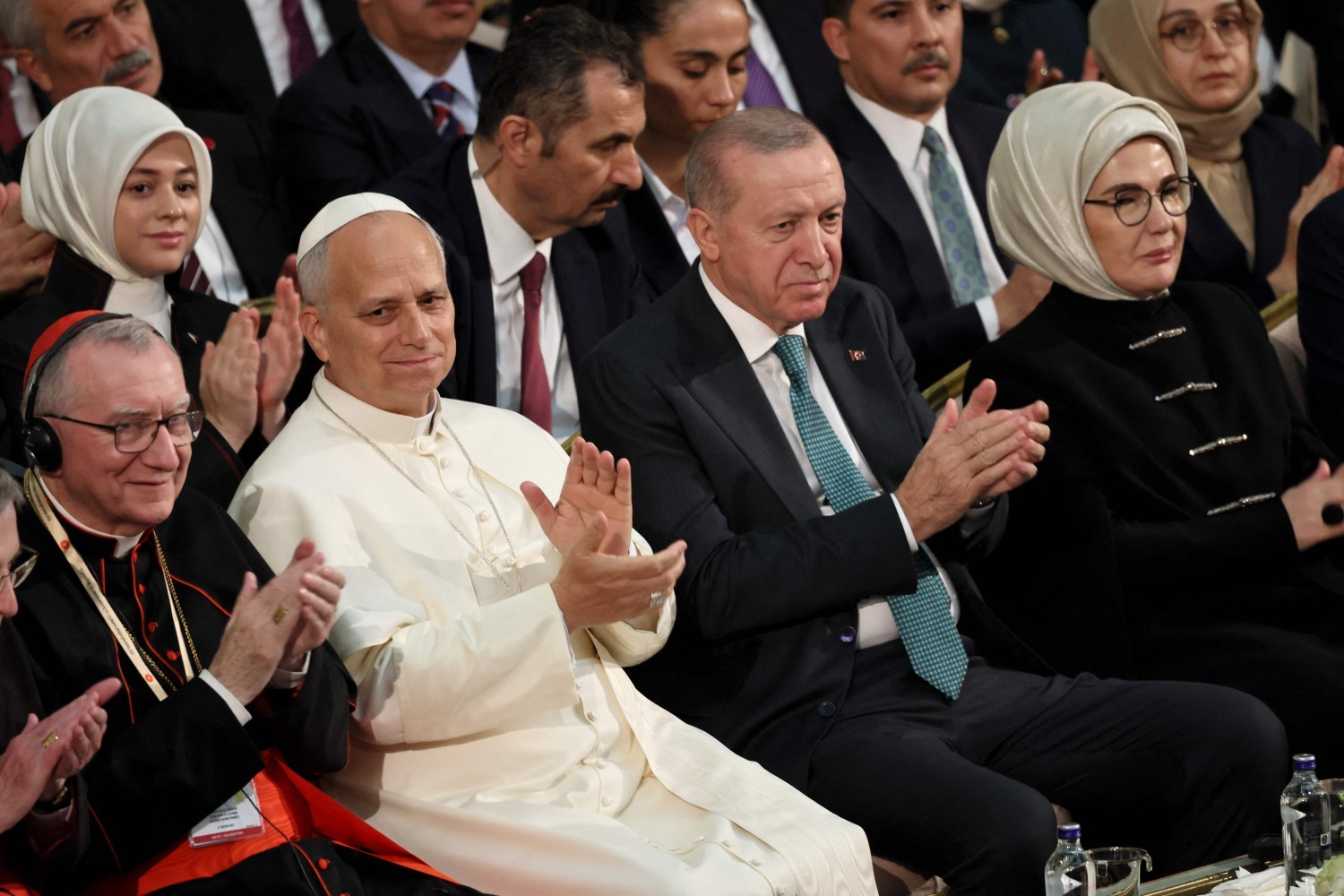 O Papa Leão XIV chegou à Turquia, dando início à sua primeira viagem internacional desde que assumiu o comando da Igreja Católica. — Foto:  Adem ALTAN / AFP