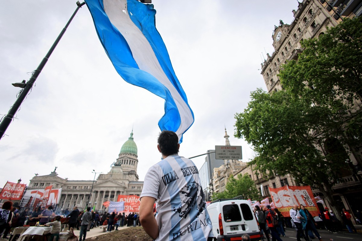 Professores e estudantes protestam contra cortes nas universidades públicas da Argentina