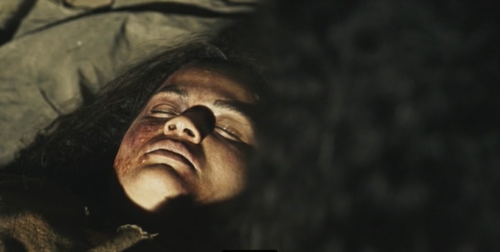 Luzia morre em "Guerreiros do Sol" — Foto: Reprodução/Globoplay