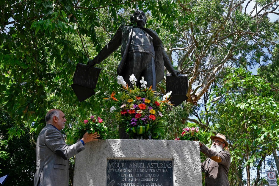 Restos mortais do escritor Miguel Ángel Asturias, ganhador d