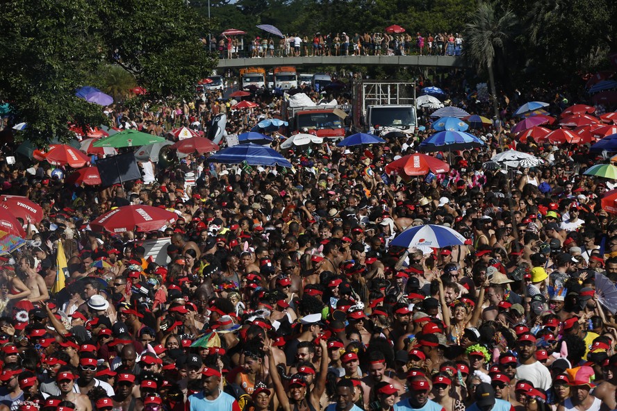 Bloco Orquestra Voadora desfilando pelo Aterro do Flamengo no carnaval 2023