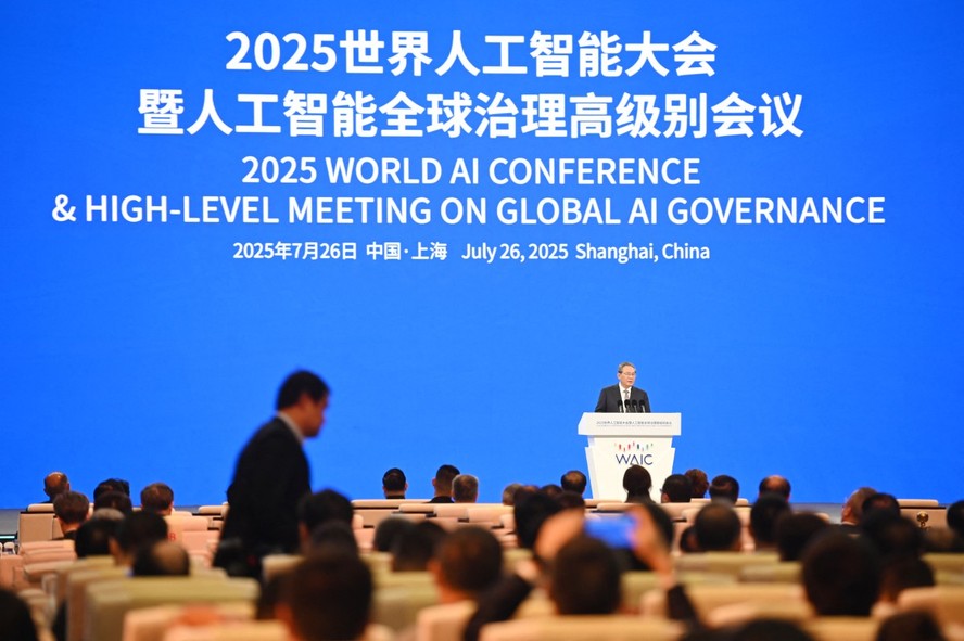 Li Qiang debate sobre uso de IA