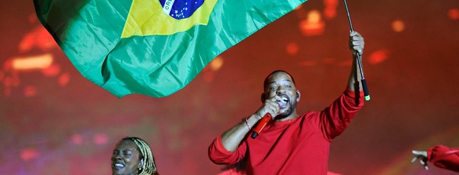 Will Smith ergue bandeira do Brasil no Rock in Rio — Foto: Daniel Ramalho/AFP