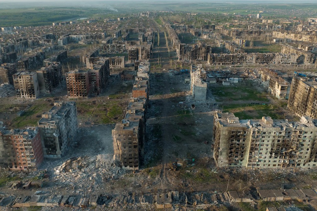 Imagem de drone de sexta-feira mostra destruição em Bakhmut, no leste ucraniano — Foto: Tyler Hicks/NYT