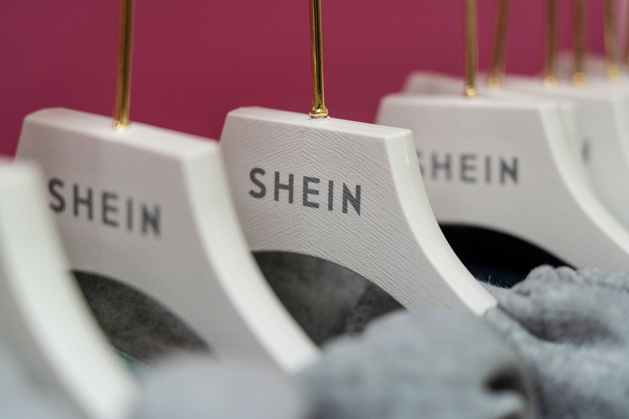 Cabides com logo da Shein: produtos importados pelo site pagarão mais impostos