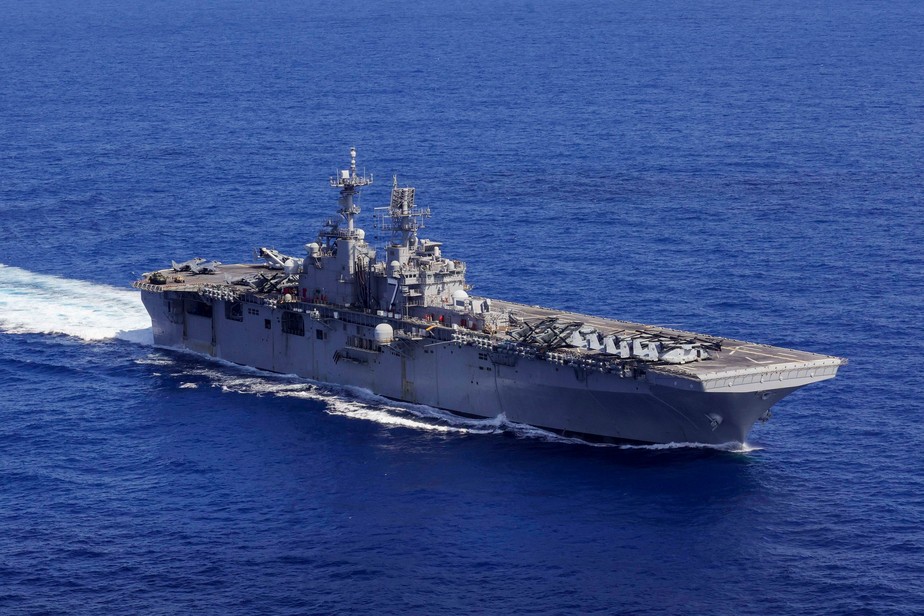 Conheça o USS Iwo Jima, navio que leva Maduro e esposa para os EUA