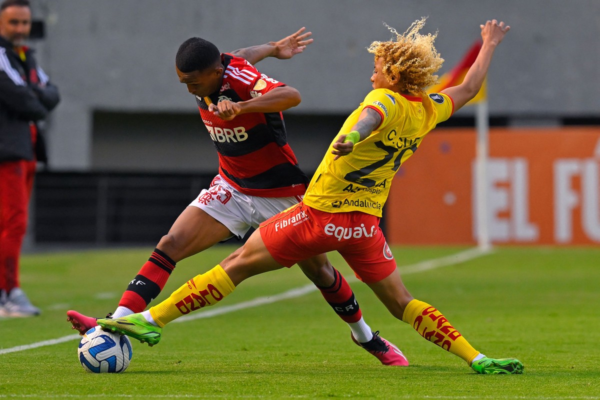Flamengo: torcedores reclamam de primeiro tempo do lateral Wesley contra o  Aucas