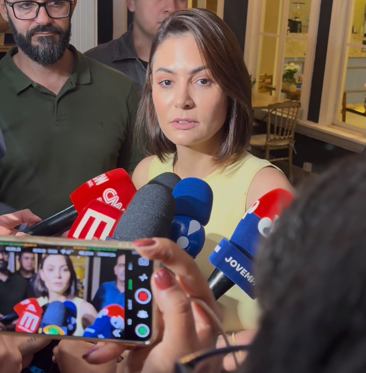 Michelle diz não ter se reunido com Flávio após crise e cita provável encontro em convenção do DF - QTU Questões do Universo