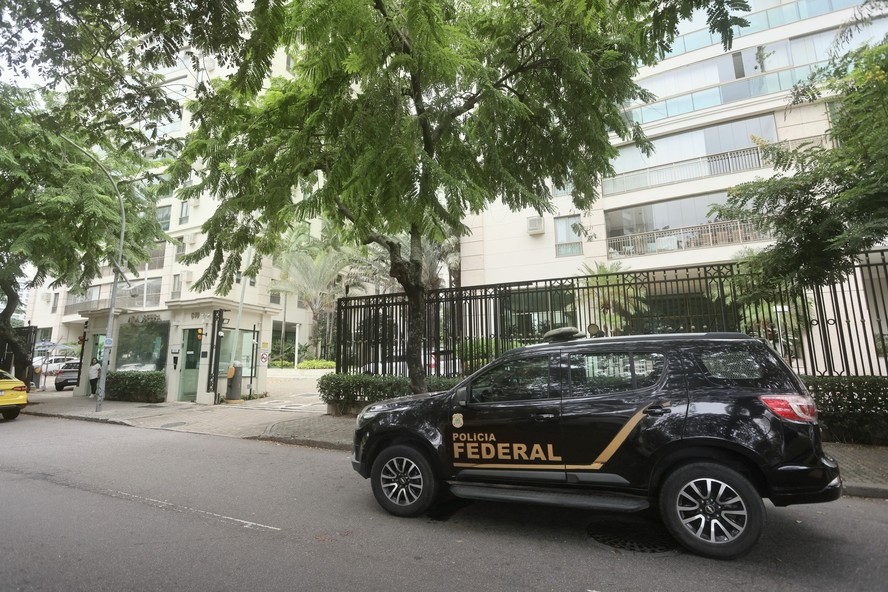 O ex-governador do Rio de Janeiro Cláudio Castro (PL) é alvo de uma operação da Polícia Federal que apura suspeitas de fraude no setor de combustíveis. Agentes cumprem mandados de busca e apreensão em seu endereço em um condomínio na Barra da Tijuca, na Zona Sudoeste do Rio.15.05.2026