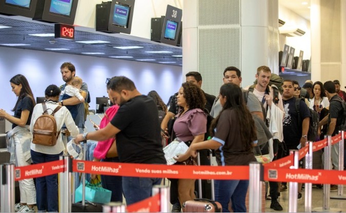 Passageiros formam longas filas para o check in no aeroporto Santos Dumont