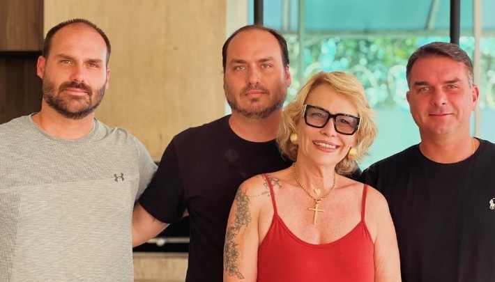 Politicamente falando, os irmãos Bolsonaro não são exemplos de 'bons filhos'