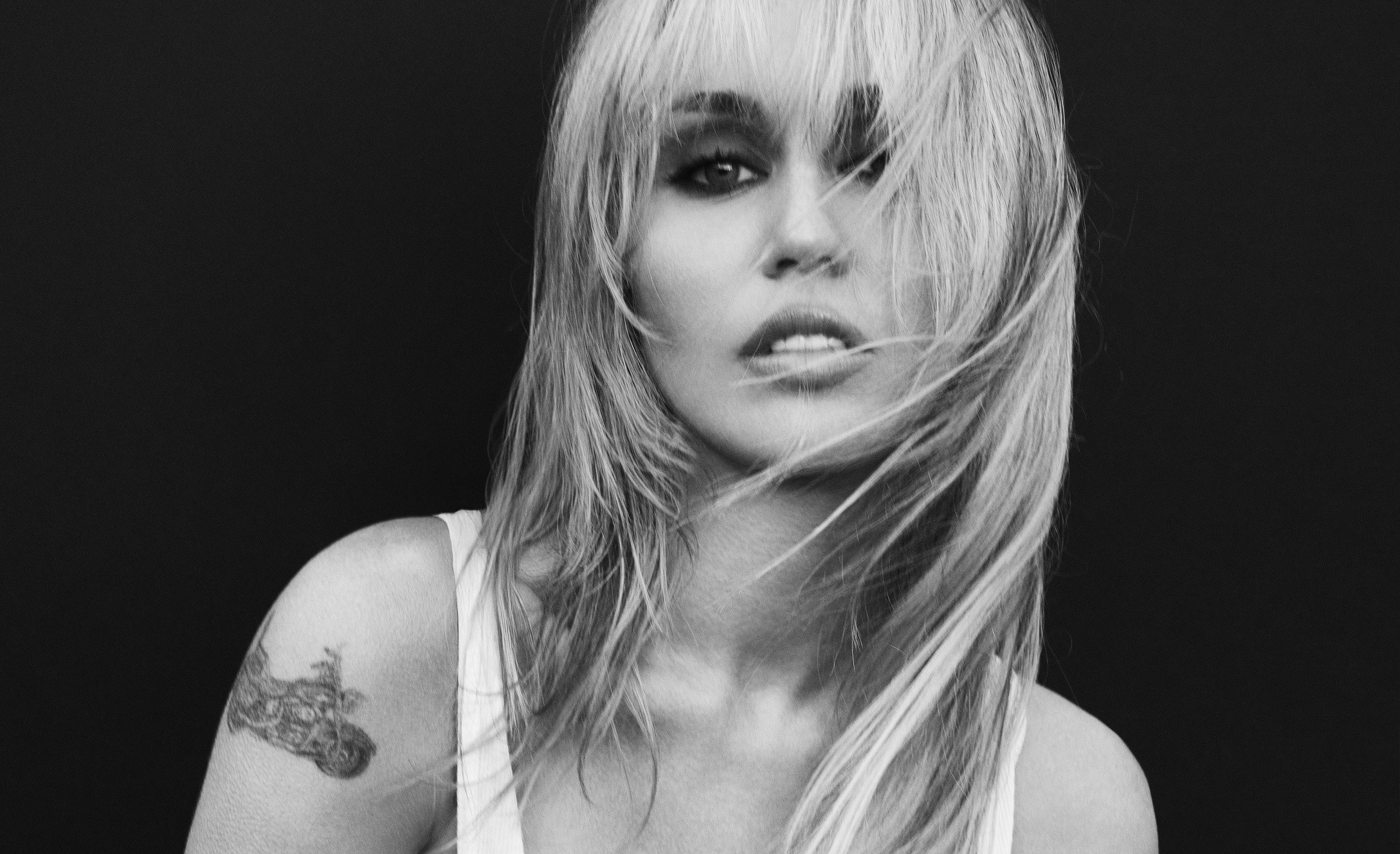 Crítica: Miley perde um pouco — além do próprio sobrenome — em ‘Bass persuades’