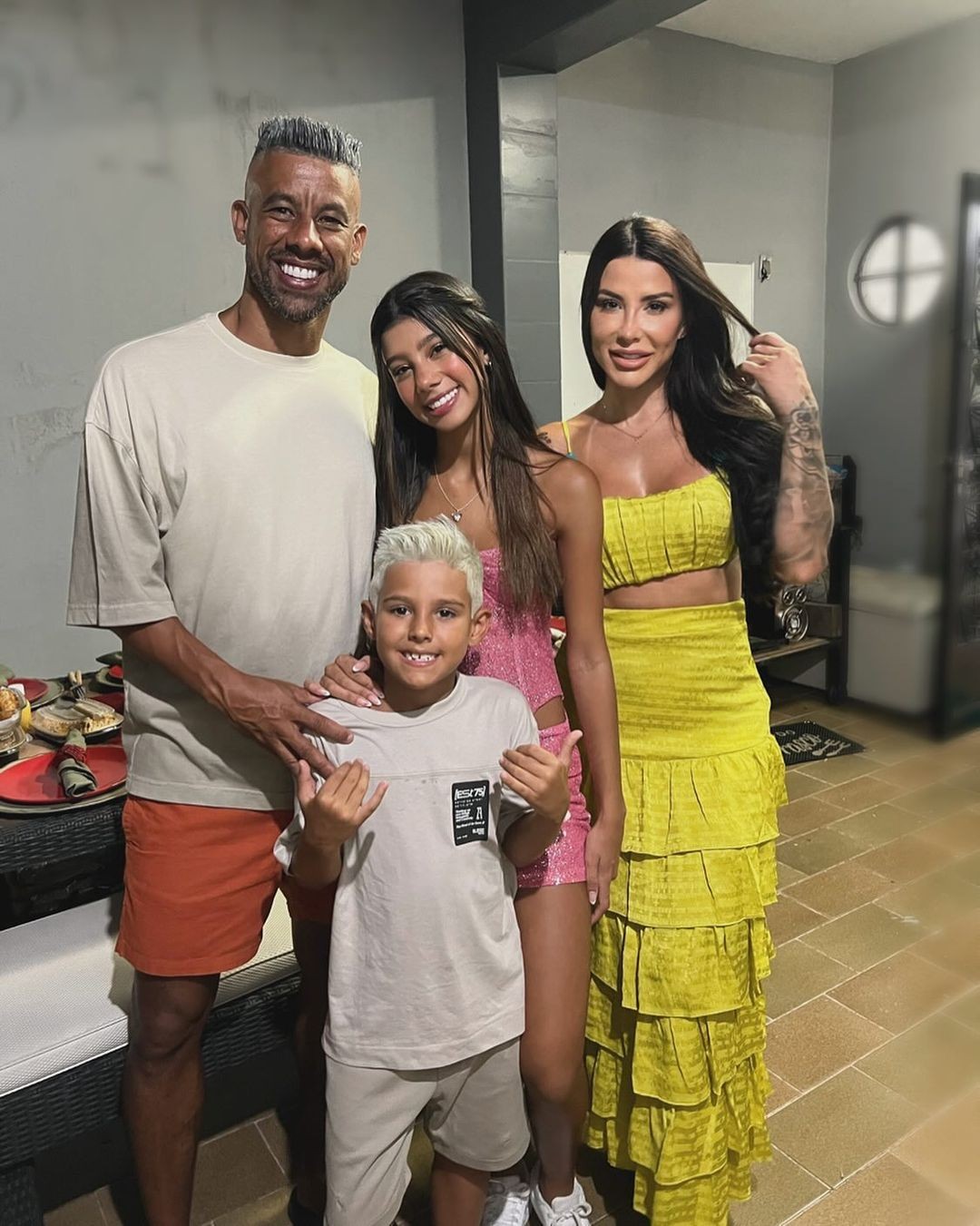 Conheça mulher do ex-jogador Léo Moura, que chama atenção por ...