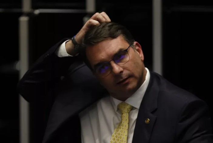 Flávio Bolsonaro confirma pré-candidatura à Presidência em 2026: 'Bolsonaro me conferiu a missão'