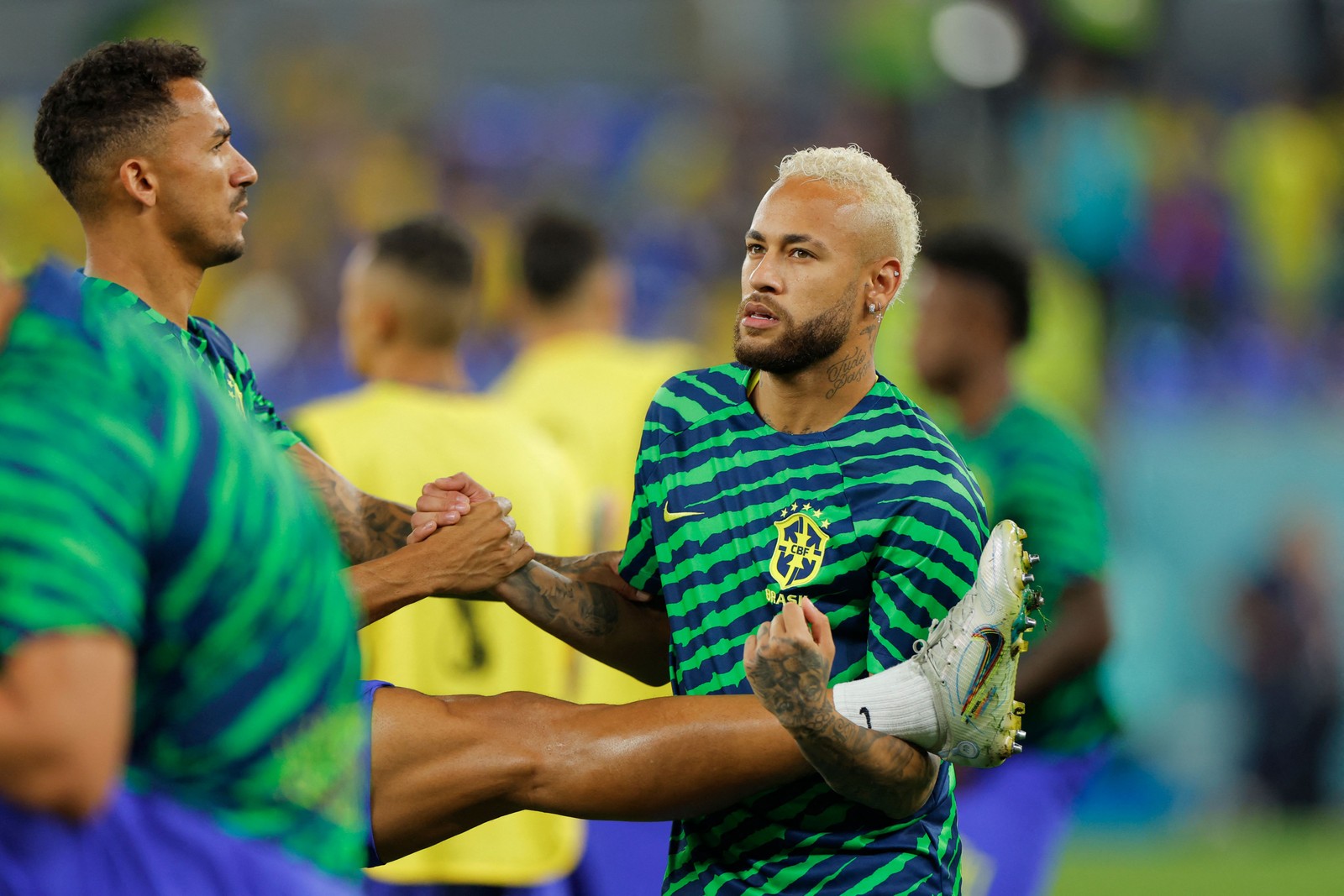 Neymar ajuda companheiro marquinhos no aquecimento antes do jogo contra Coreia do Sul — Foto: ODD ANDERSEN/AFP