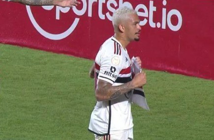 Em fim de ano melancólico, o Flamengo ainda perderia na despedida do Campeonato Brasileiro, para o São Paulo, algoz na Copa do Brasil — Foto: Reprodução