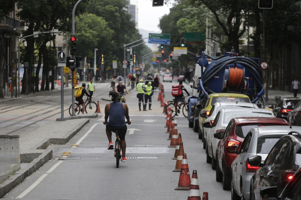Cyclists celebrate the bike lane from Plaza Maua to Leblon — Photo: Domingos Peixoto