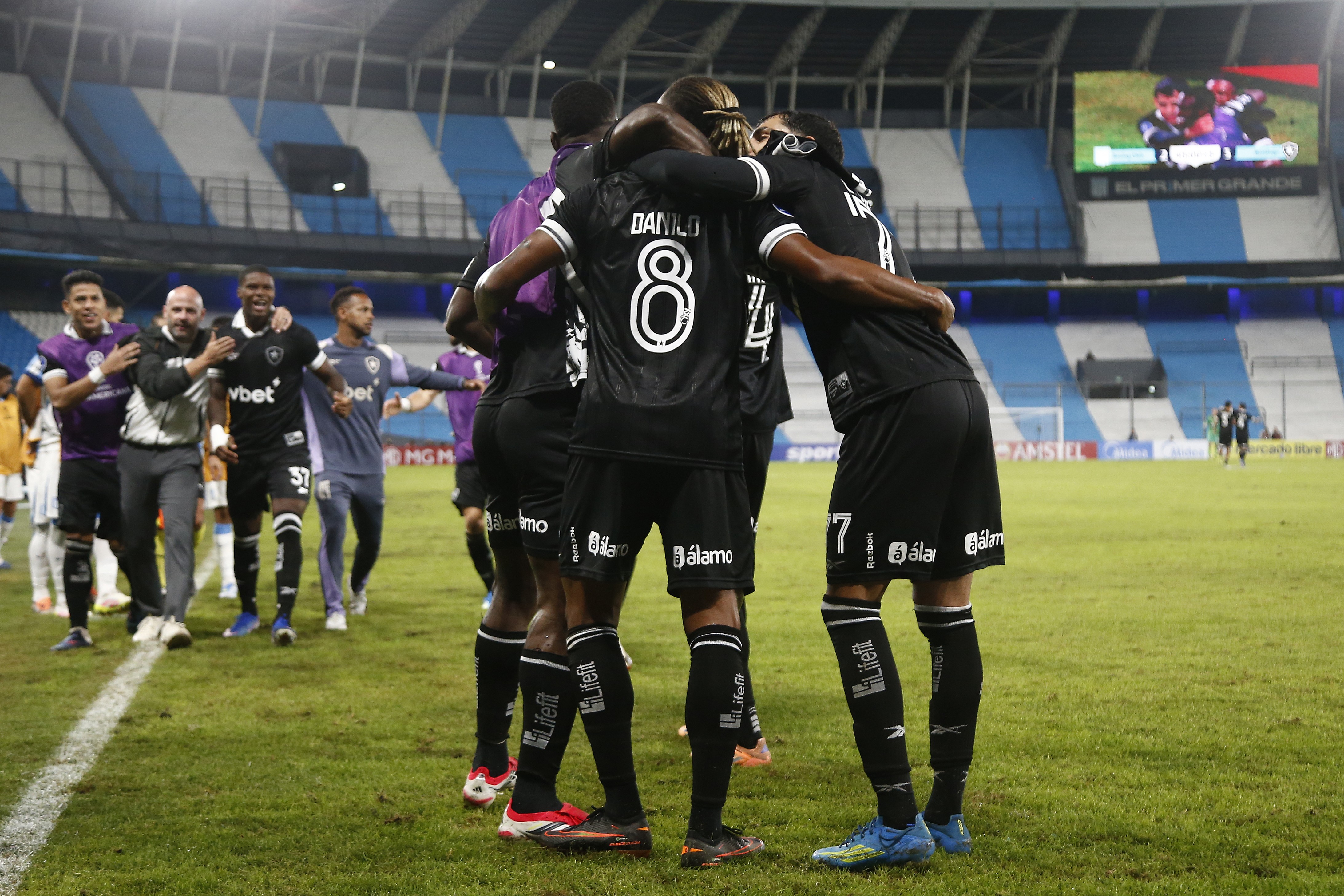Análise: Vitória na Argentina premia coragem de Franclim Carvalho e dá facho de esperança ao Botafogo