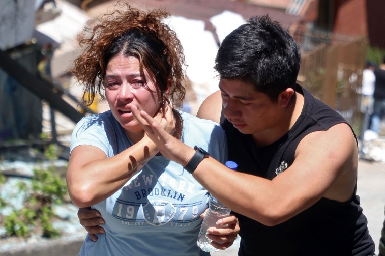 Pessoas após um terremoto em Manizales, Colômbia. — Foto: Giovanny Galvez / AFP