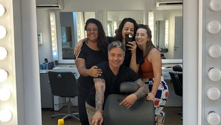 Maeve Jinkings posa com a equipe no última dia de gravação de 'Vale tudo' — Foto: Reprodução/Instagram