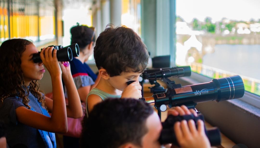 Instituto criado por grupo de amigos promove ações culturais e educativas para crianças de Piratininga, em Niterói