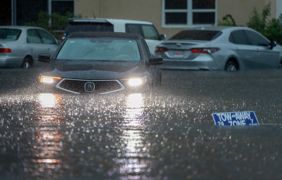 Água da chuva deixou carros submersos em vários pontos da Flórida — Foto: JOE RAEDLE / GETTY IMAGES NORTH AMERICA / Getty Images via AFP