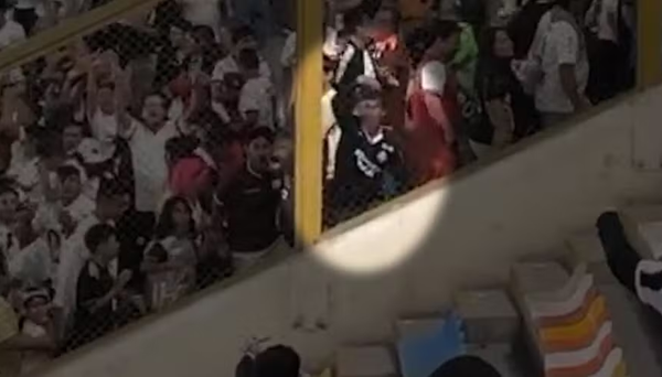 Botafoguenses flagram torcedores do Universitario imitando macaco em direção aos alvinegros