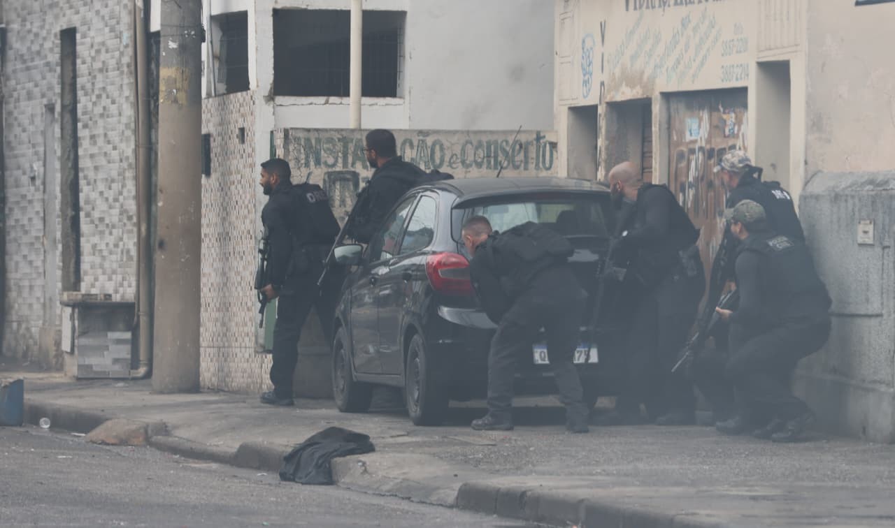 Um total de 67 pessoas foram denunciadas pelo crime de associação para o tráfico, além de três homens denunciados também por tortura — Foto: Fabiano Rocha / Agência O Globo