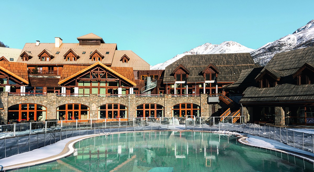 Desvende o Resort de Luxo nos Alpes Franceses que Encantou as Celebridades: Pacotes a Partir de R$ 28 Mil