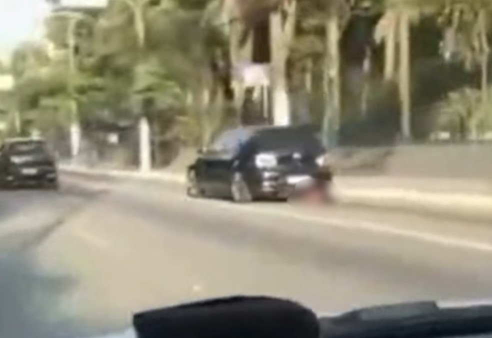Mulher é arrastada por carro na Marginal Tietê — Foto: Reprodução de vídeo