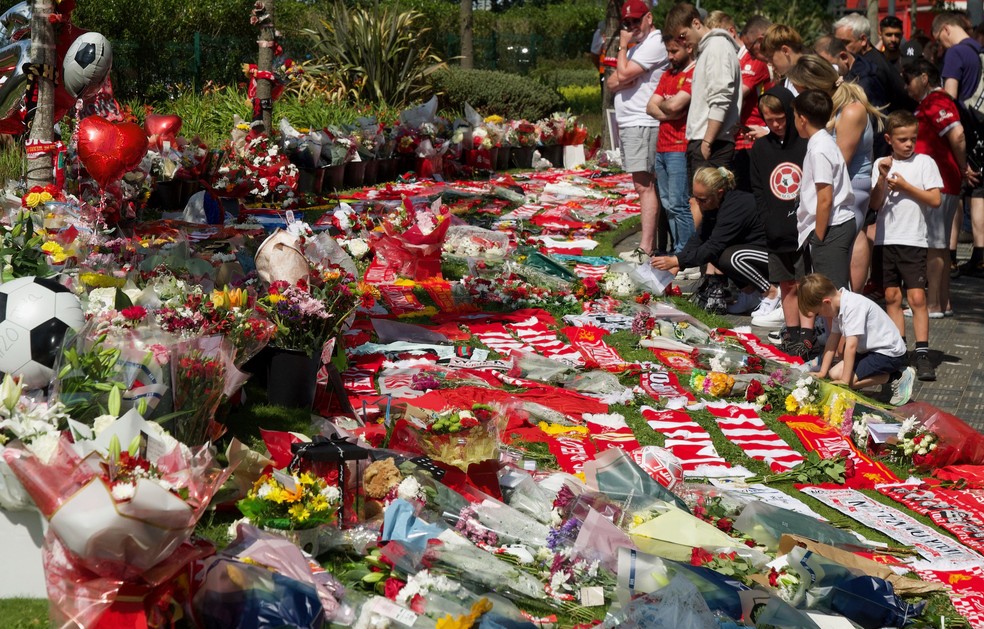 Homenagem dos torcedores do Liverpool em Anfield para Diogo Jota — Foto: Paul BARKER / AFP