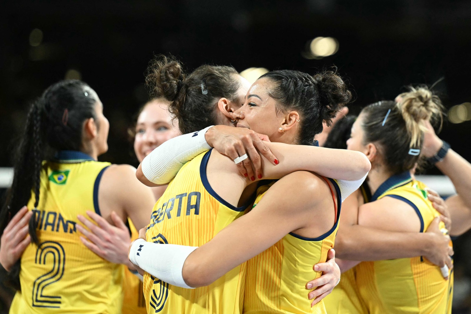 Brasileiras comemoram bronze contra a Turquia no vôlei — Foto: Natalia KOLESNIKOVA / AFP