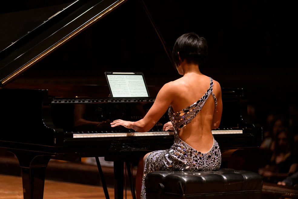 Estrela chinesa do piano se irrita com plateia no Municipal e termina noite  em galeto de Copacabana