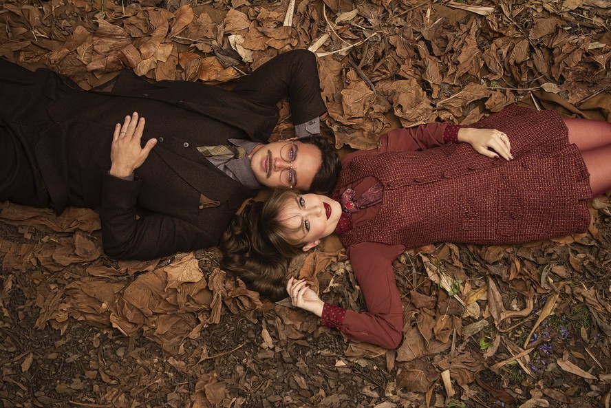 Larissa Manoela e André Luiz Frambach vivem jovem casal na comédia 'Descalços no parque'
