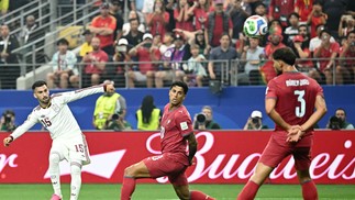 O espanhol Alex Baena ultrapassa os defesas portugueses João Cancelo e Ruben Dias — Foto: Paul ELLIS / AFP