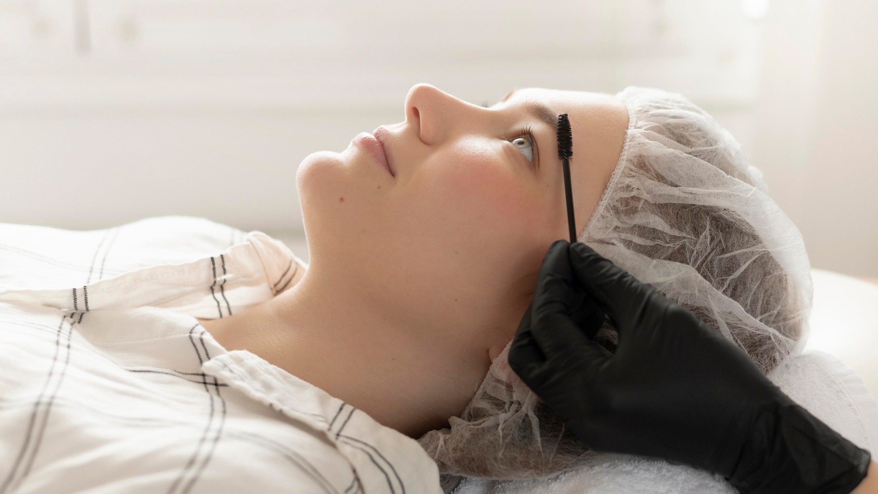 Sobrancelhas sem micropigmentação? Conheça a técnica coreana Fiber Brow - QTU Questões do Universo