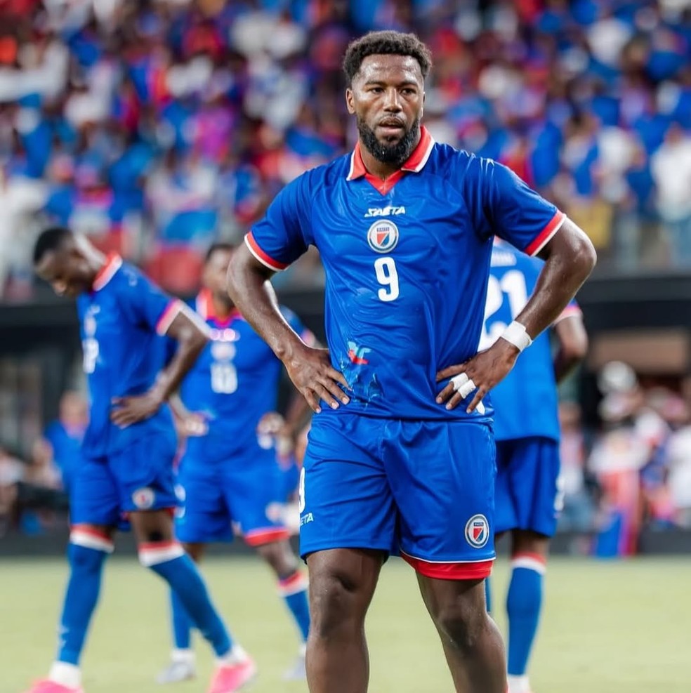 Duckens Nazon com o uniforme original do Haiti — Foto: Reprodução