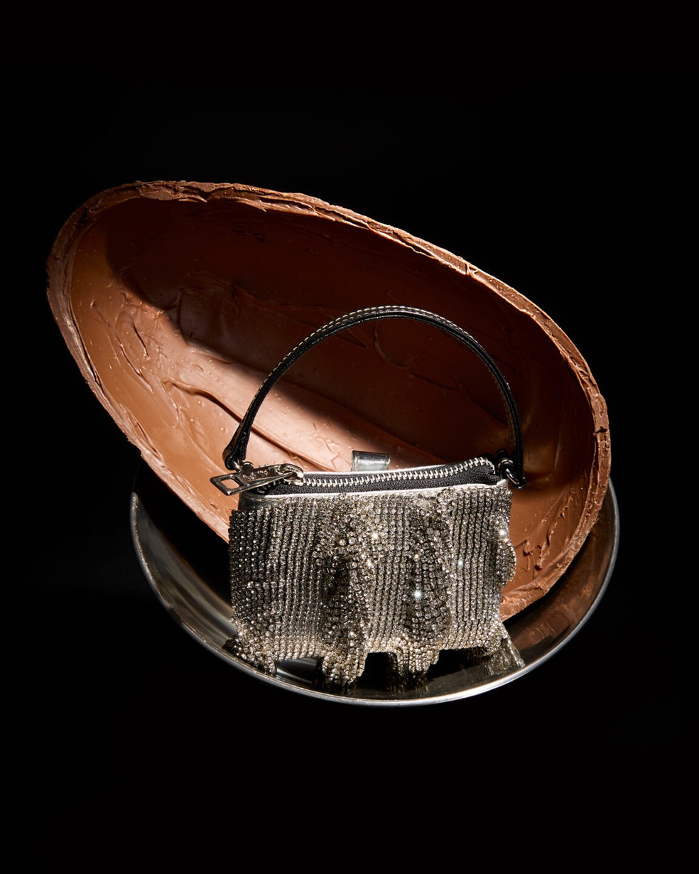 Dois presentes em um: o ovo que esconde uma bolsa real da grife brasileira Alexandre Pavão — Foto: Divulgação