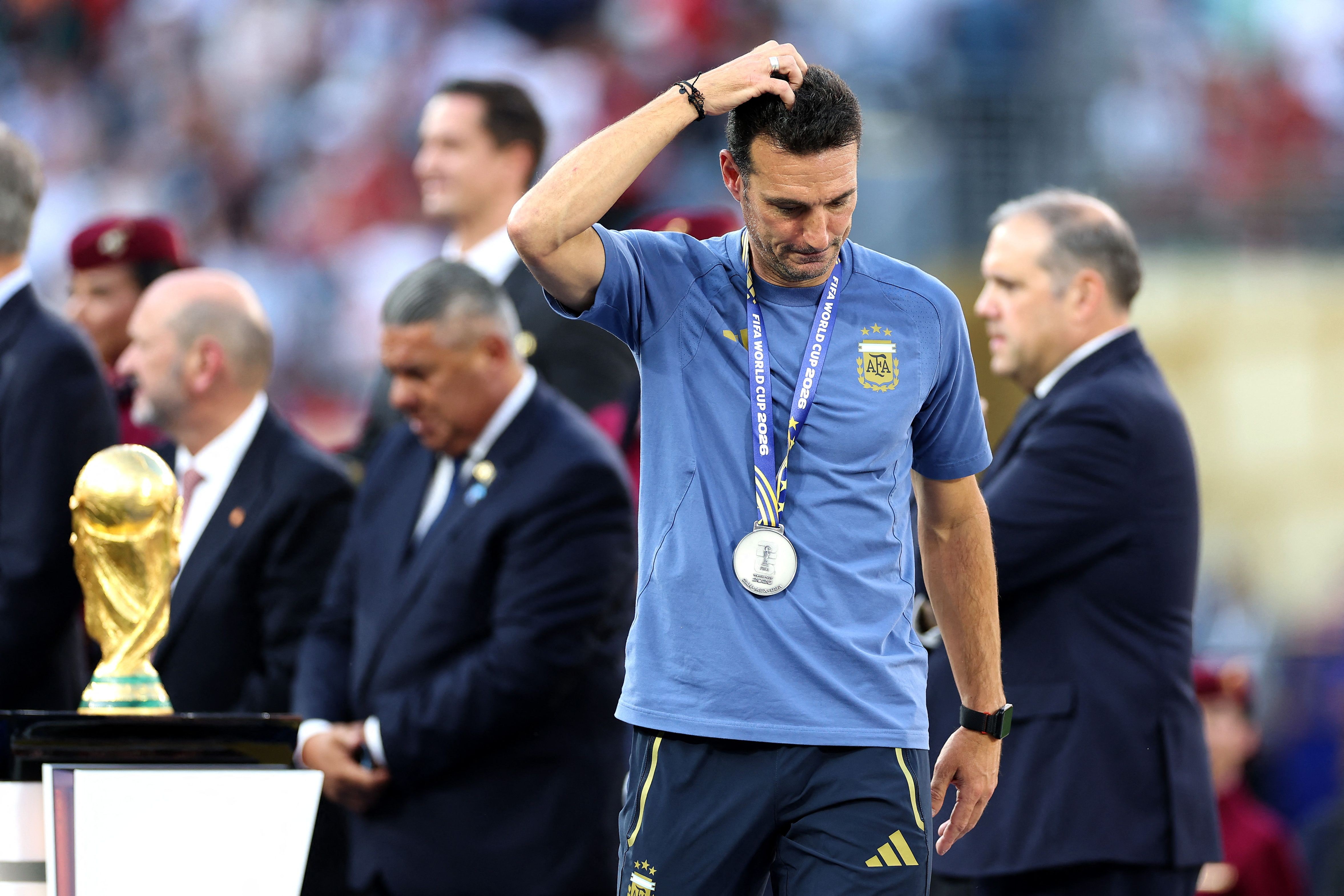 Técnico Scaloni chora e põe futuro na Argentina em xeque após vice da Copa