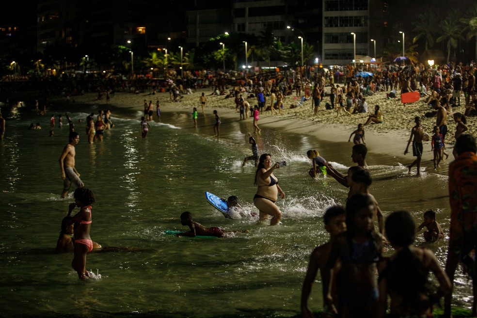 Noites quentes levam cariocas a 'banho de lua' nas praias do Rio até de ...