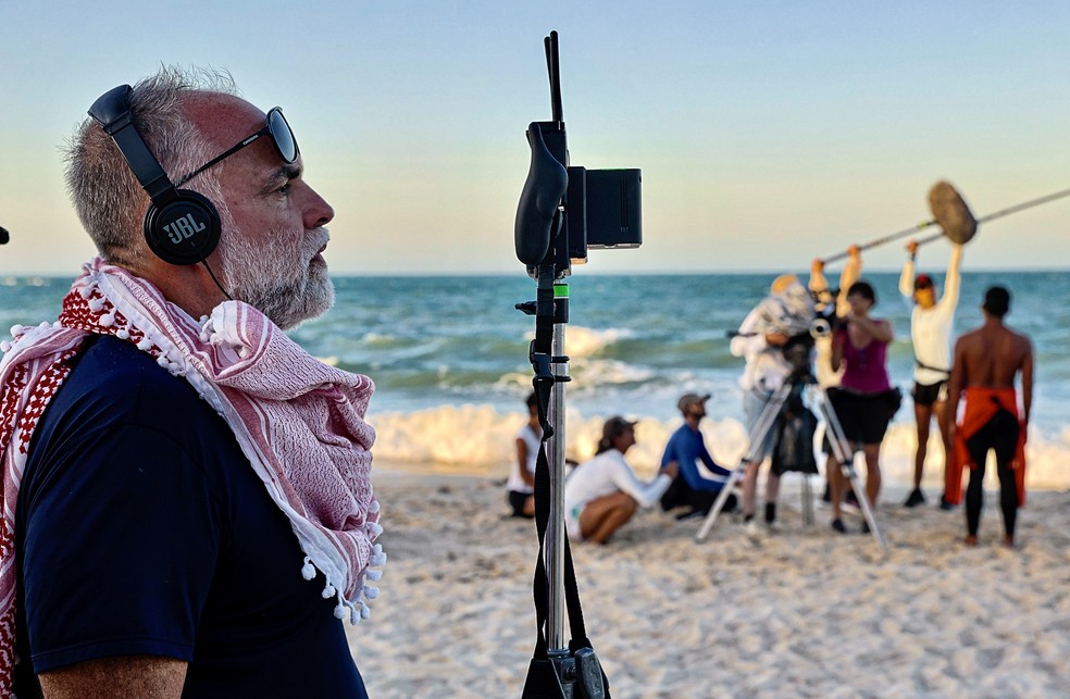 Karim Aïnouz em praia do Ceará que serve de locação para 'Motel destino' — Foto: Divulgação / Jarbas Oliveira
