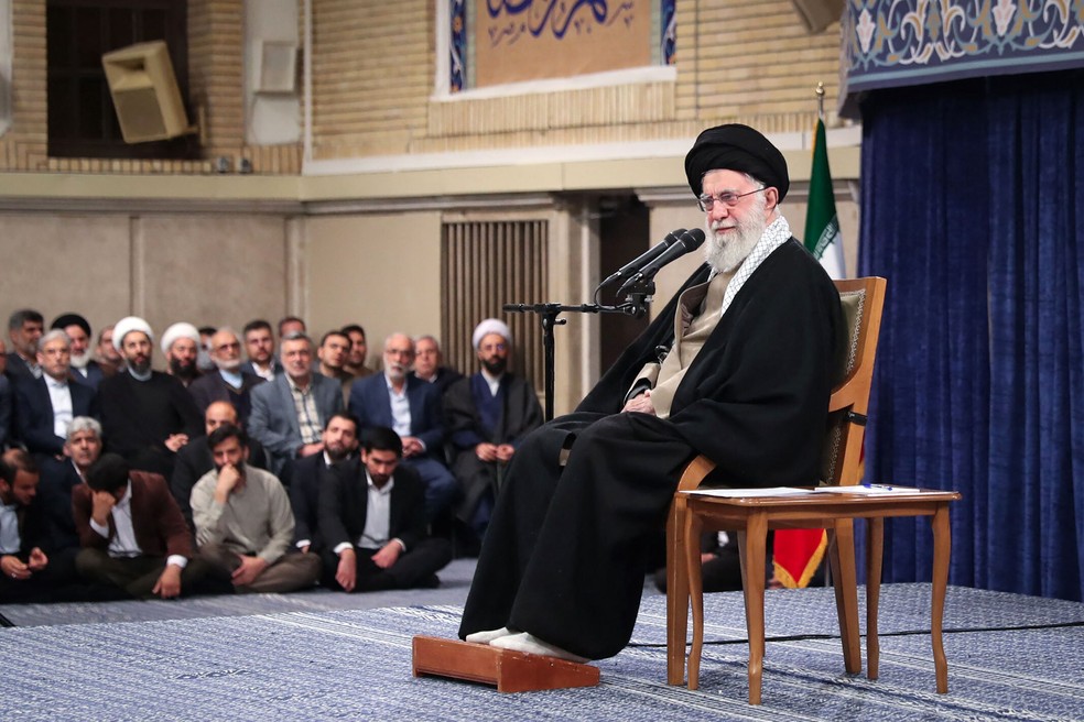 Aiatolá Ali Khamenei participa de evento com estudantes em Teerã em março — Foto: IRANIAN SUPREME LEADER'S WEBSITE / AFP