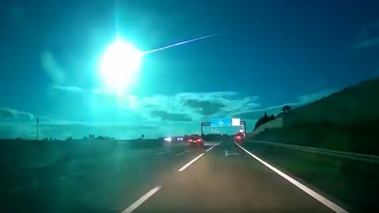 Meteoro corta o céu de Portugal e clarão transforma noite em dia por um instante; vídeos